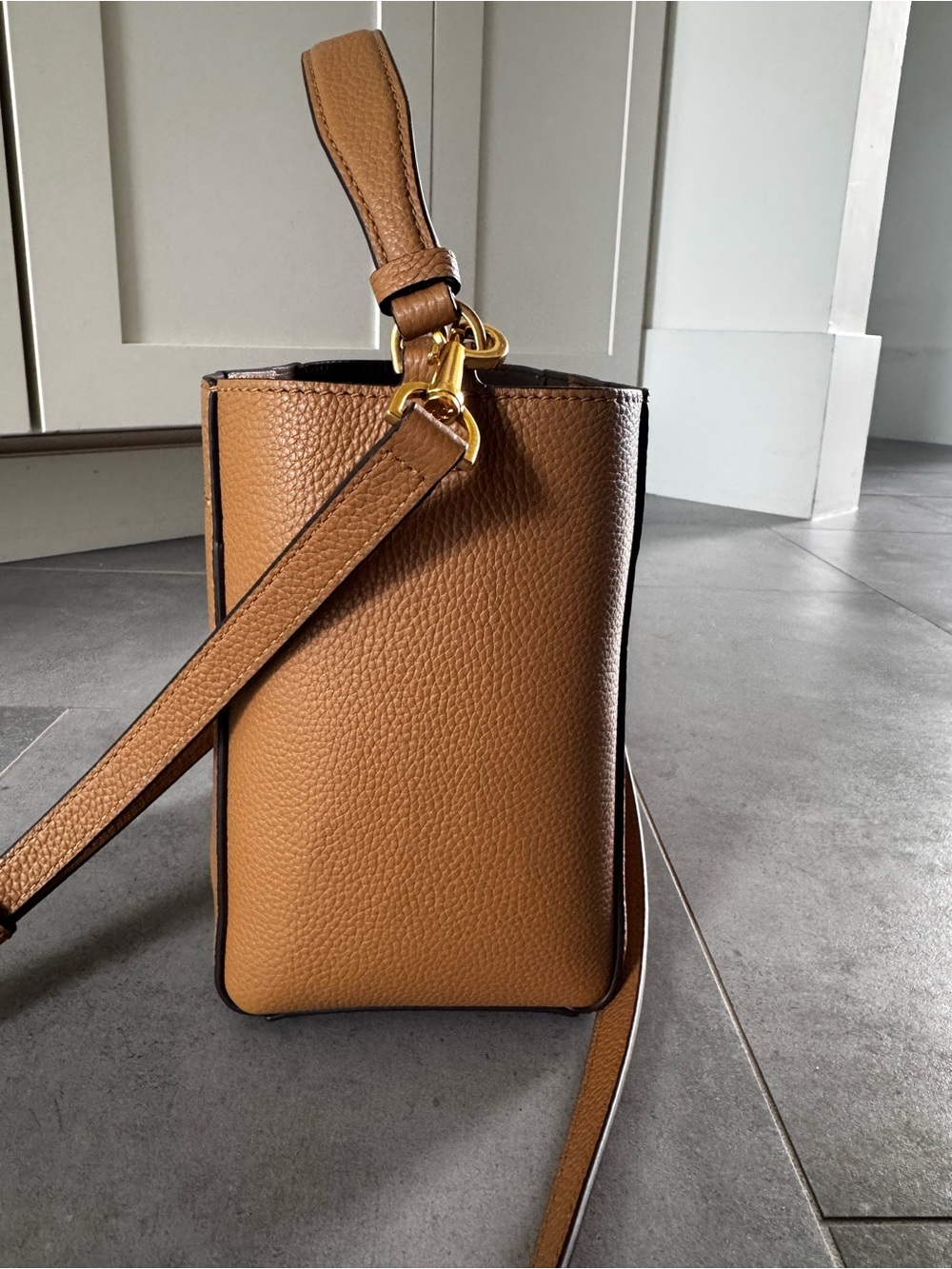 Tory Burch Pebbled Leather Mcgraw Bucket Bag - Picture 5 of 13